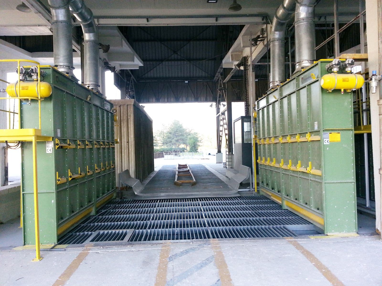 Feeding area of a maize drying building