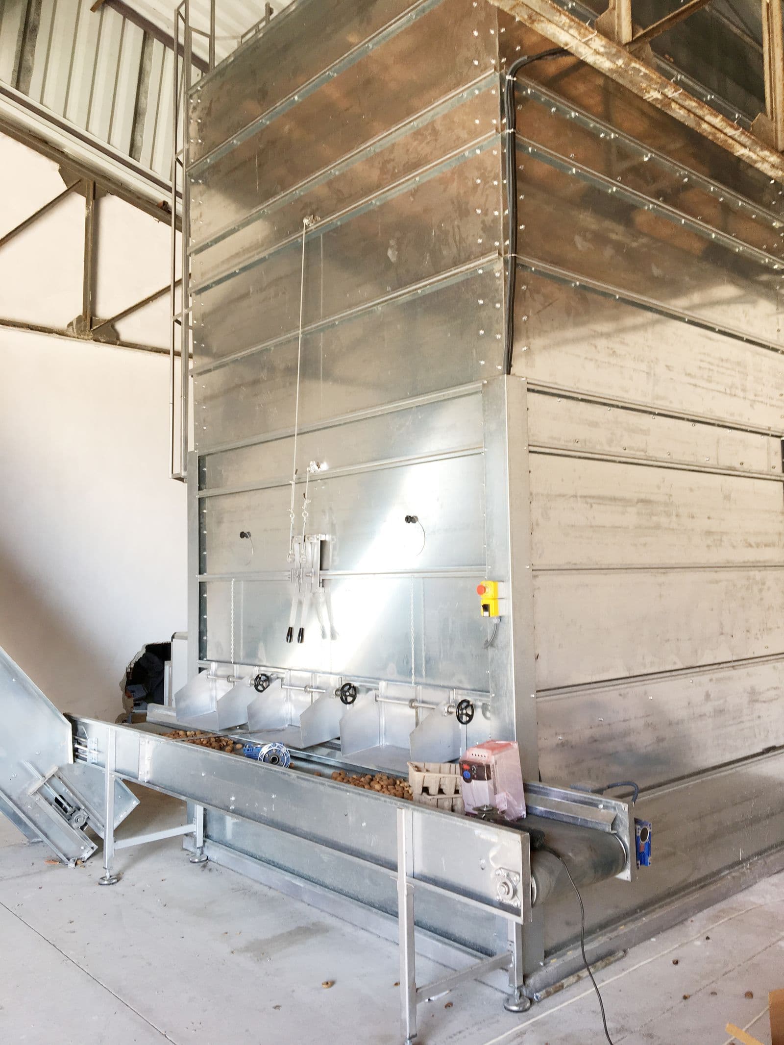 Elevator in a drying building