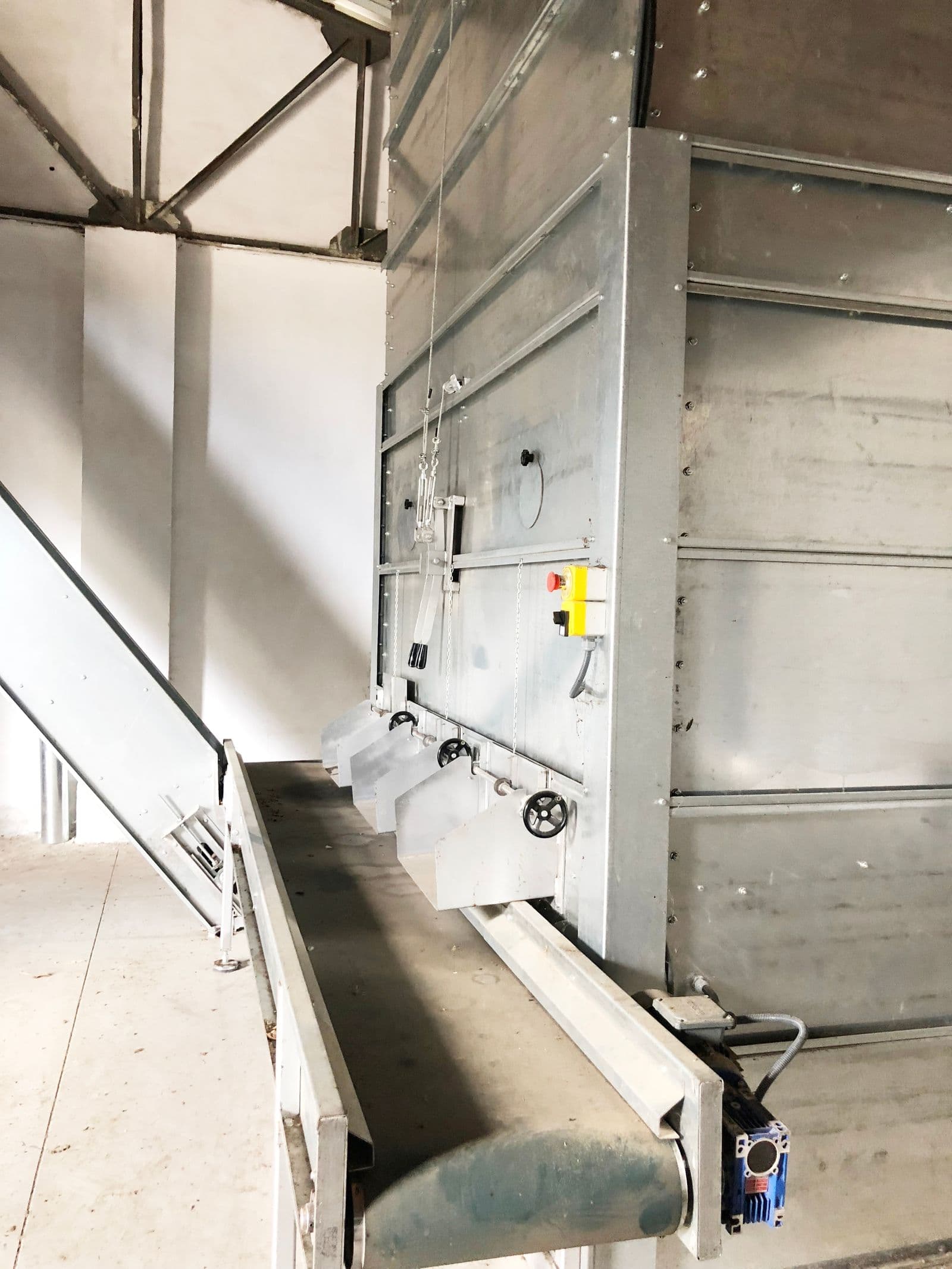 Belt conveyor in a drying building